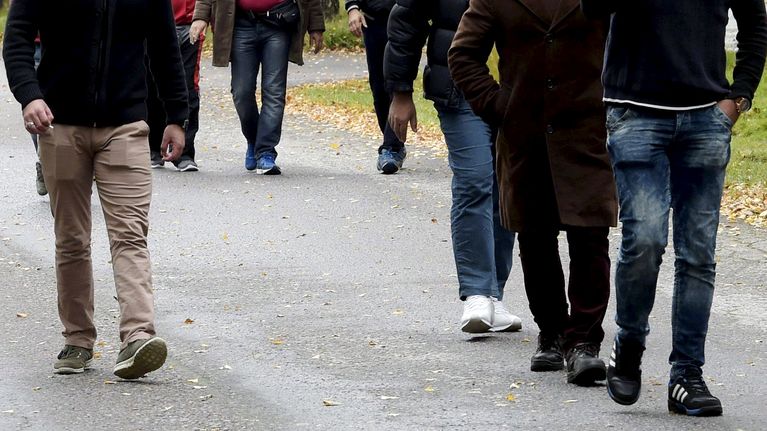 Turvapaikanhakijoita vastaanottokeskuksen pihalla.