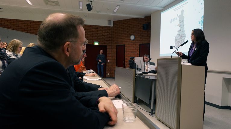 Päivi Nerg puhumassa luentosalissa