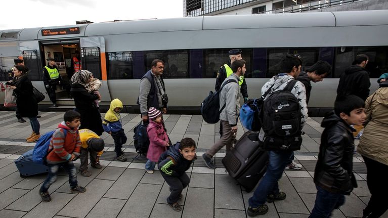 Turvapaikanhakijoita saapuu junalla Tanskasta Ruotsin Malmöhön 12. marraskuuta.