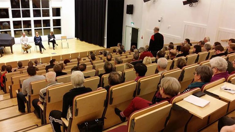Toholampialsia keskustelemassa turvapaikanhakijoista kulttuurisalissa. 