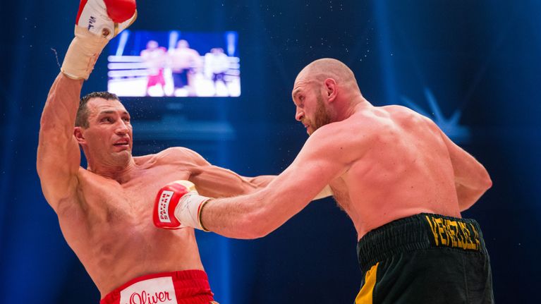 Vladimir Klitshko (vas.) ja Tyson Fury raskaan sarjan titteliottelussa Düsseldorfissa.
