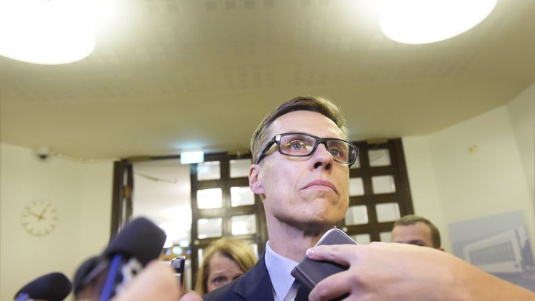Kokoomuksen puheenjohtaja, valtiovarainministeri Alexander Stubb kommentoi sote-neuvotteluita eduskunnassa Helsingissä perjantaina 6. marraskuuta.