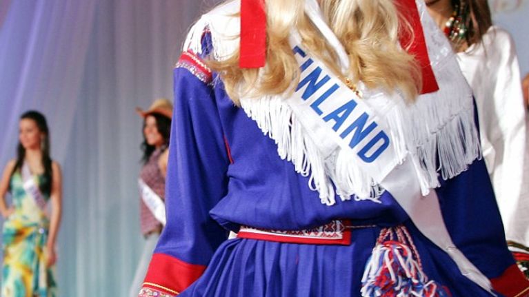 Perintöprinsessa Susanna Laine edusti Suomea feikkilapinpuvussa vuonna 2005.