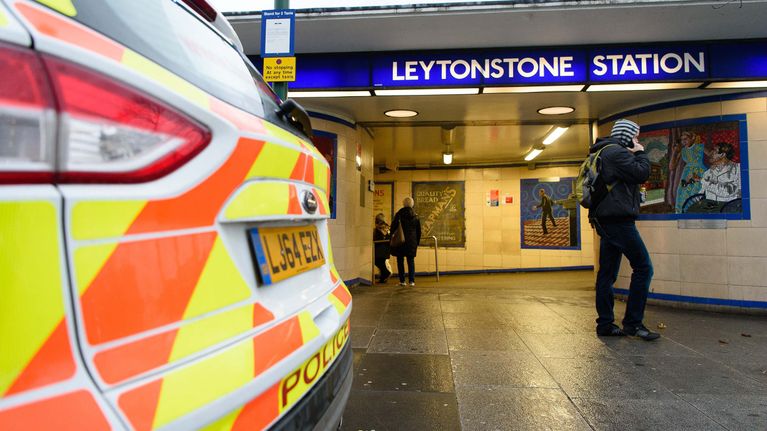 Poliisin ajoneuvo pysäköitynä Leytonstonen metroaseman edustalle Lontoossa 6. joulukuuta.