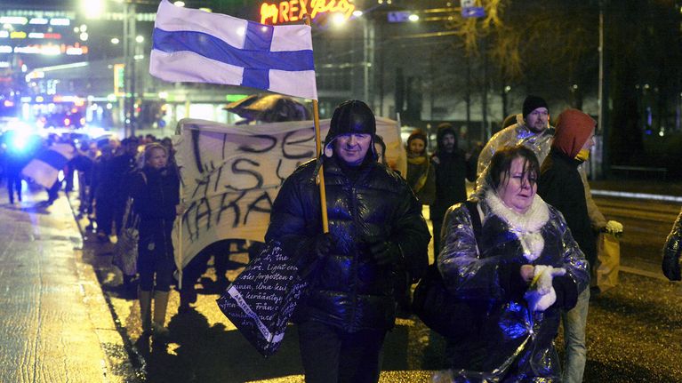 Itsenäinen Suomi -kulkue marssi Helsingin Kansalaistorilta Töölöntorille