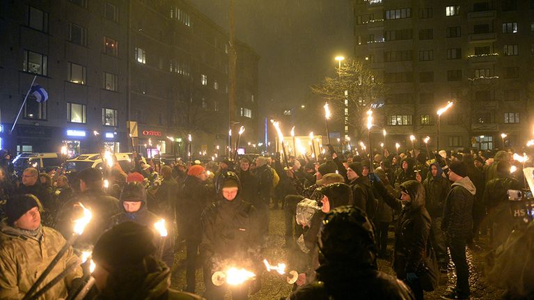 612.fi-yhdistyksen soihtukulkue valmistautui lähtemään Helsingin Töölöntorilta kohti Hietaniemen sankarihautausmaata itsenäisyyspäivänä 6. joulukuuta.