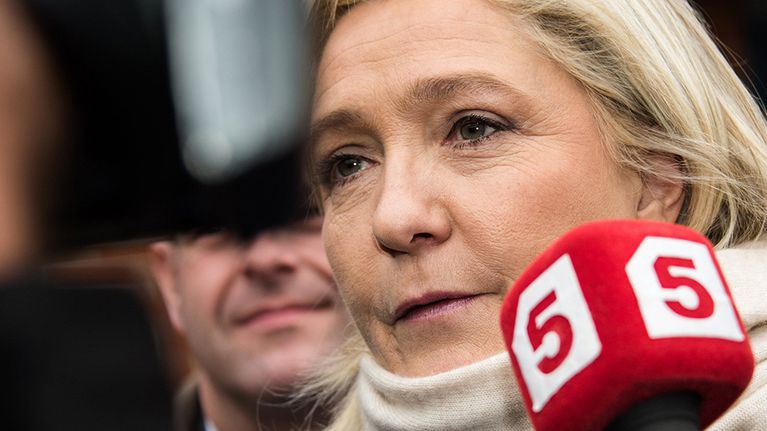 Marine Le Pen puhui lehdistölle sunnuntaina Henin Beaumontissa, Ranskassa.