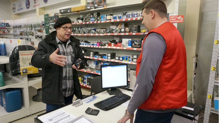 Ilkka Pirhonen ostoksilla varaosaliikkeessä.
