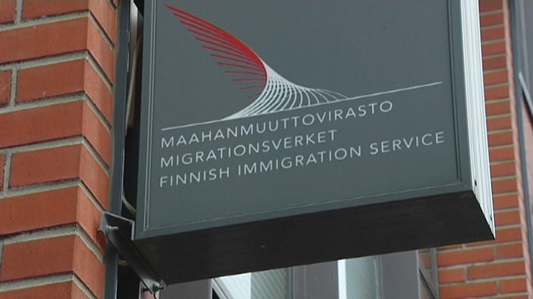 Maahanmuuttoviraston tunnus rakennuksen ulkoseinässä
