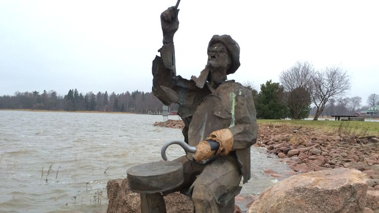 pelle miljoonaa esittävä patsas. käden paikalle teipattu koukku
