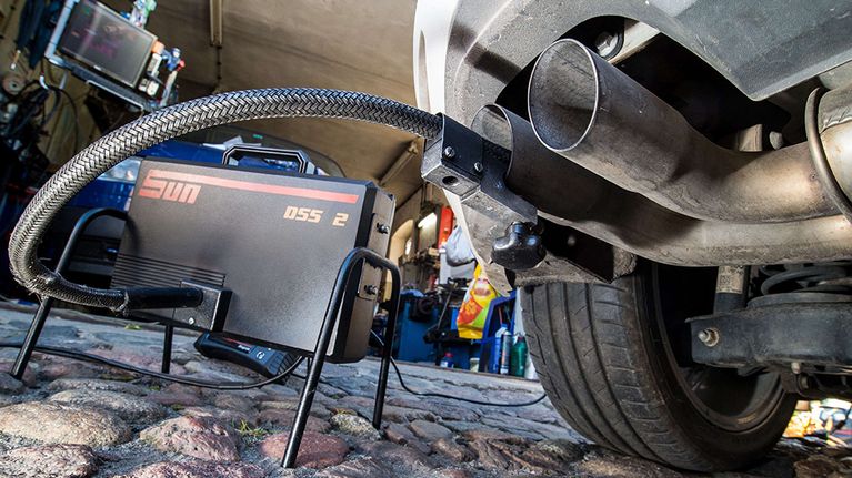 Volkswagen Golf 2,0 TDI dieselauton päästöjä mitataan Saksassa. 