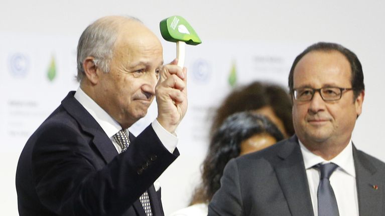 Ranskan ulkoministeri Laurent Fabius heilutti ilmastokokouksen virallista nuijaa sopimuksen hyväksymisen jälkeen.