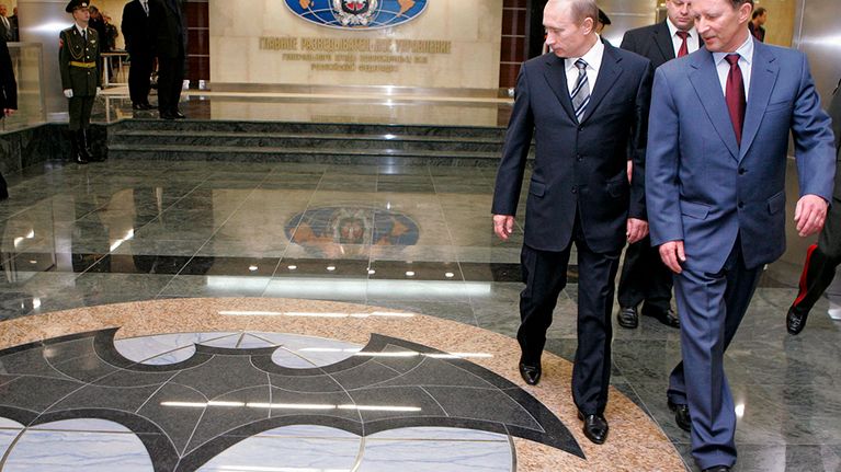 Vladimir Putin vierailulla GRU:n päämajassa vuonna 2006.