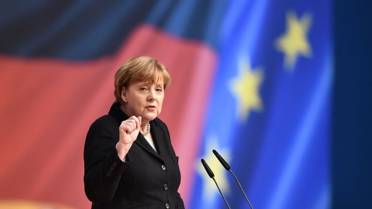 Saksan liittokansleri Angela Merkel puhui Saksan kristillisen puolueen kokouksessa Karslruhessa maanantaina.