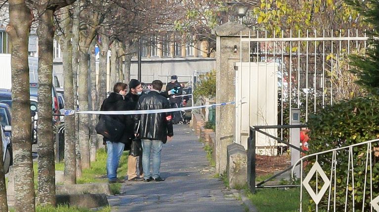 Poliisi oli eristänyt koulun alueen Aubervilliersissa, Ranskassa, 14. joulukuuta.
