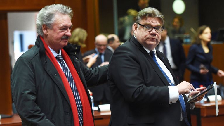 Ulkoministeri Timo Soini (ps.) Brysselissä 14. joulukuuta. Kuvassa hänen kanssaan on Luxemburgin ulkoministeri Jean Asselborn.