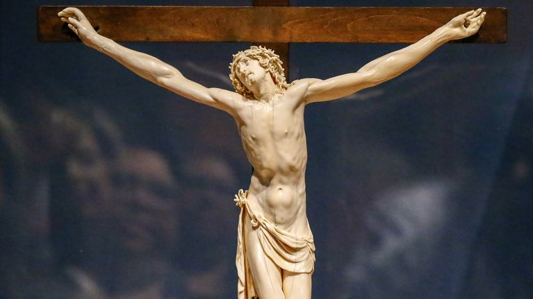 Jeesus-veistos on tehty norsunluusta ja saksanpähkinäpuusta.