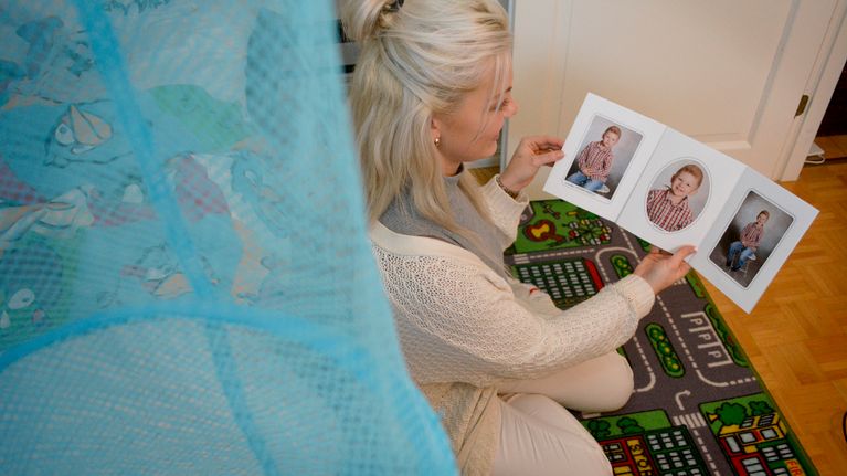 Sanna-Maria Mäkinen selaa lapsensa kuvia.
