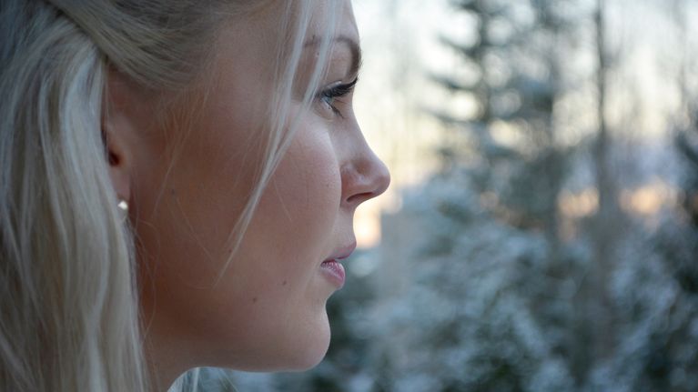 Sanna-Maria Mäkinen parvekkeella.