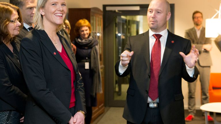 Norjan tuore maahanmuuttoministeri Sylvi Listhaug (vas.) ja oikeusministeri Anders Anundsen (oik.)keskiviikkona 16. joulukuuta 2015.