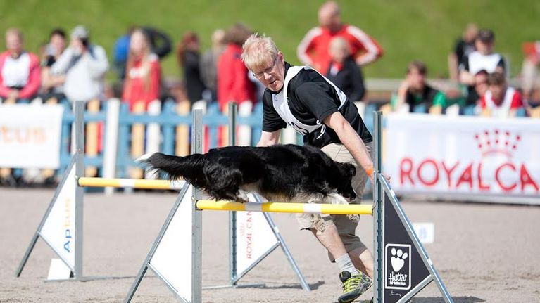 Pete Huotari koirineen agilityradalla.