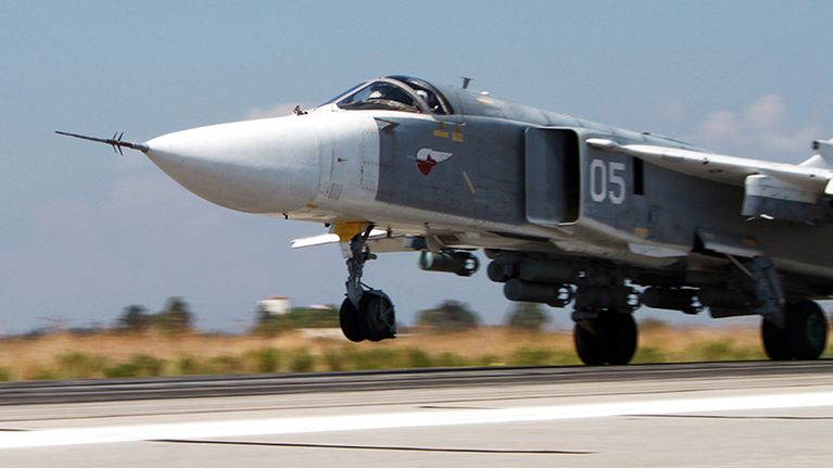 Venäläinen pommikone SU-24M lähdössä lentoon Hmeymim lentotukikohdasta.