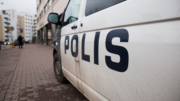 Poliisiauto parkissa Pasilan poliisitalon edessä