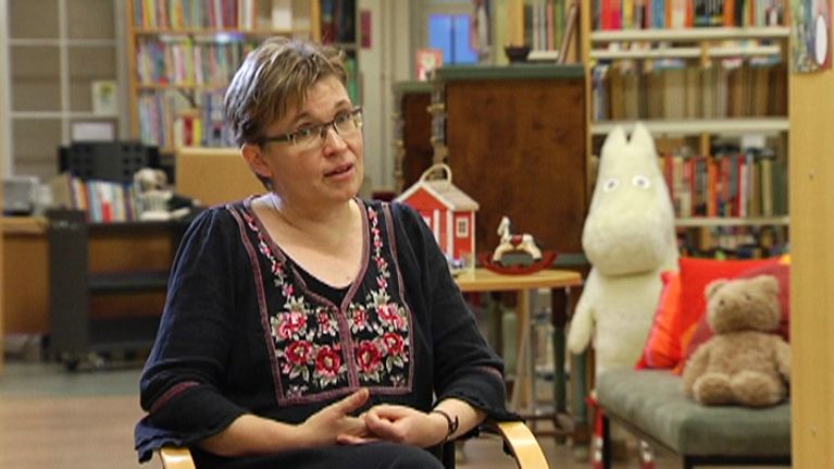 Päivi Heikkilä-Halttunen Lastenkirjainstituutin kirjastossa.
