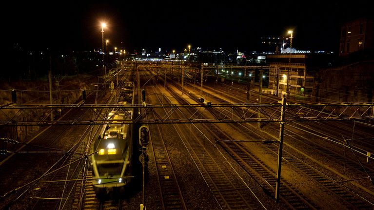 Helsingin ratapiha varhain aamulla tapaninpäivänä 26. joulukuuta. Yksi ihminen kuoli saatuaan Helsingin ratapihalla junan katolla valokaaresta voimakkaan sähköiskun. 