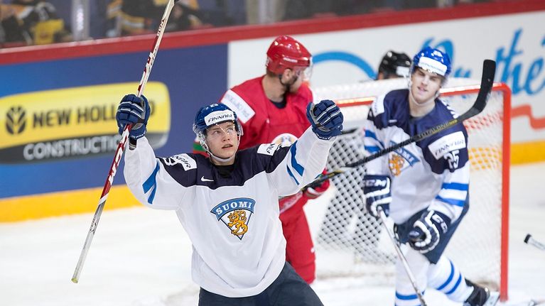 Sebastian Repo tuulettaa maalia.