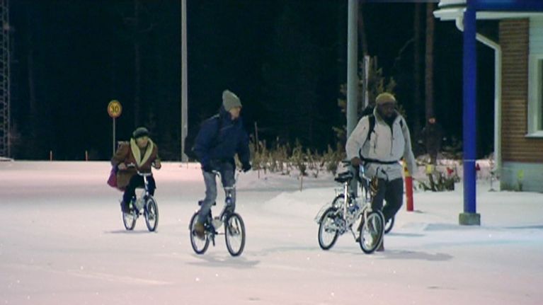 Turvapaikanhakijoita saapumassa polkupyörillä Raja-Joosepin rajanylityspaikalle Venäjän puolelta aiemmin tänä vuonna (2015).