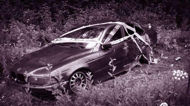 Ulosajossa kolaroitu auto.