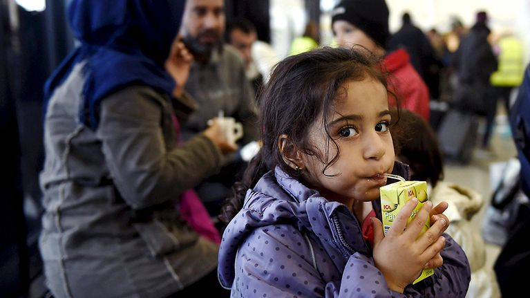 Tytär Wed juo pillimehua äiti Luman ja isä Thaeerin keskustellessa taustalla Torniossa 18. syyskuuta. Kolmilapsinen perhe on matkannut yli kuukauden ajan Irakin Bagdadista läpi Euroopan Suomeen.