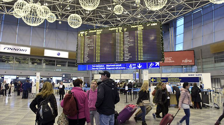 Joulukoristeita ja matkustajia Helsinki-Vantaan lentokentällä lauantai-iltapäivällä 14. marraskuuta 2015.