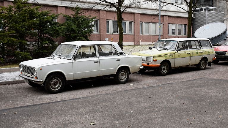 Ylen rekvisiitta-Lada päätyi myytiin maaliskuussa 2015.