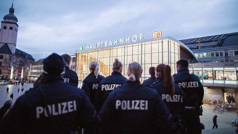 Saksalaisia poliiseja Kölnin rautatieaseman edustalla.