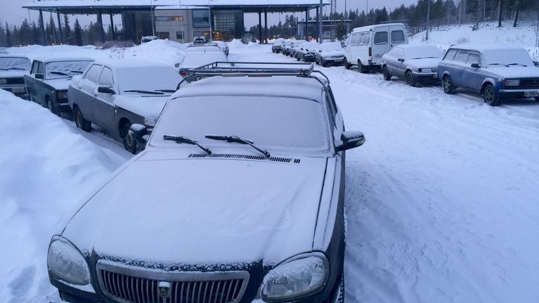 Turvapaikanhakijoiden käyttämä auto Sallan rajanylityspaikalla 7.1.2016