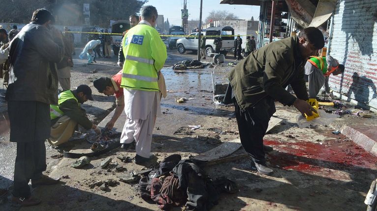 Pakistanin turvallisuusviranomaiset tutkivat pommiräjähdyksen tuhoja Quettassa 13. tammikuuta 2016.
