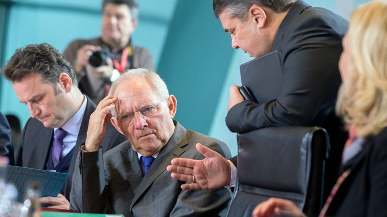 Valtiovarainministeri Wolfgang Schäuble ennen hallituksen istunnon alkua Berliinissä 13.01.2016.