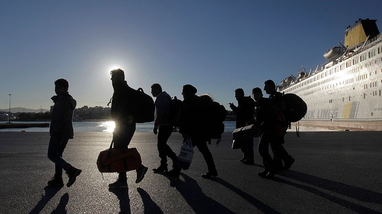 Turvapaikanhakijoita Pireuksen satamassa.