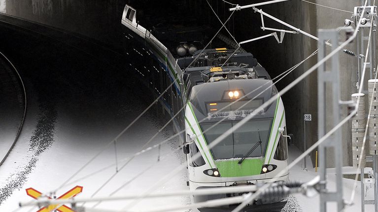 VR:n lähijuna kehäradalla Vantaalla Kivistössä torstaina 14. tammikuuta.