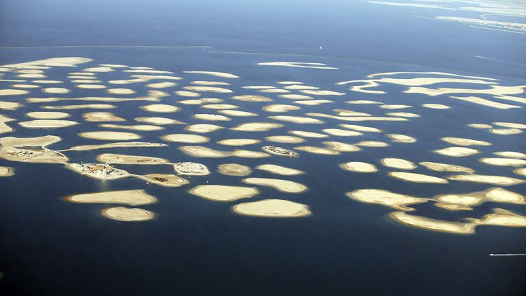 Ilmasta otettu valokuva Dubain kaupungin edustalle rakennetusta, pääosin yksityiskäyttöön tarkoitetusta Worlds Islands -saariryhmästä. 