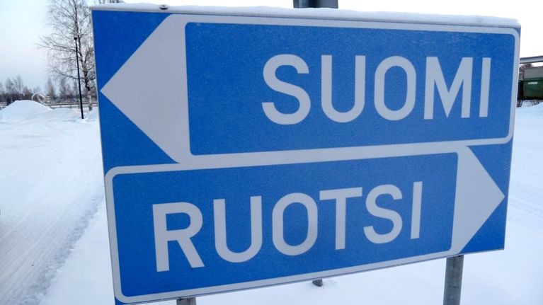 Valtakunnanrajan kyltit.