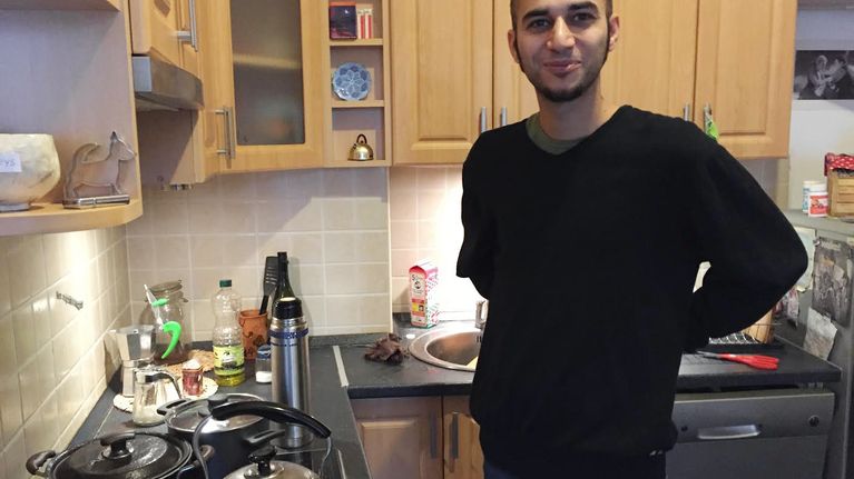 Opiskelija Babak Arzani keittiössä. Hän harkitsee muuttavansa pois Unkarista.