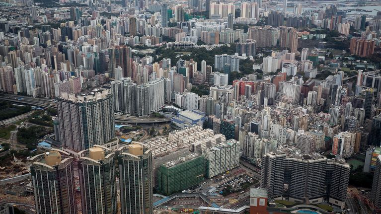 Näkymä tiheästi rakennettuun Hong Kongin kaupunkiin.
