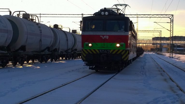 Kemikaalikuljetus ja tavarajuna Turun ratapihalla.