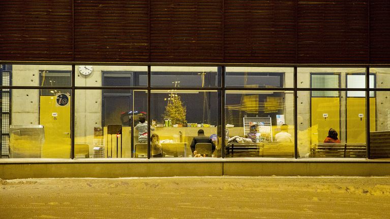 Turvapaikanhakijat odottavat jatkokuljetusta Sallan raja-asemalla.