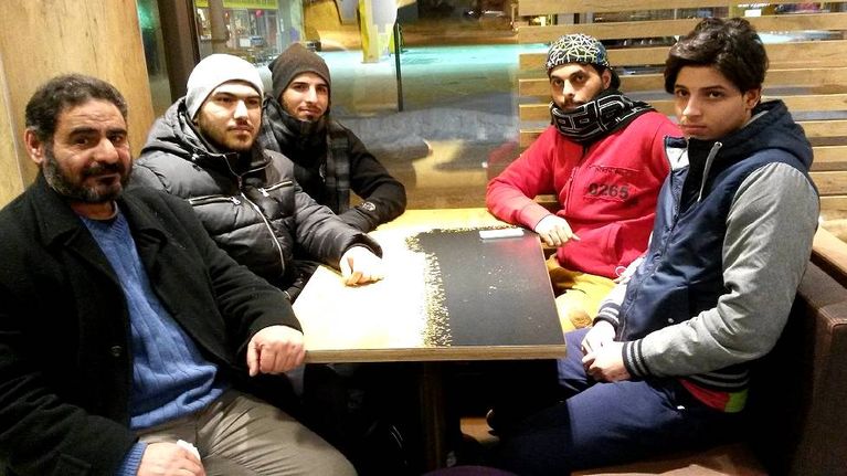 Järjestyksessä vasemmalta oikealle Pitäjänmäen vastaanottokeskuksen turvapaikanhakijat Yahya Mahmood, Haider Abdelamir, Ibrahim Ali Jasim, Hussein Turkki sekä Shihab Khlaif.