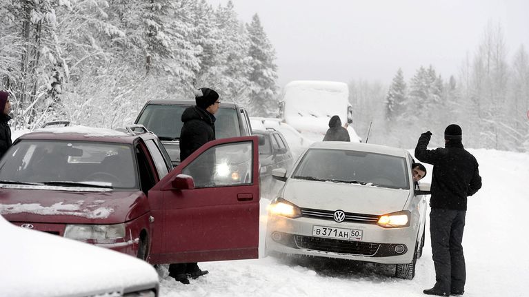 Turvapaikanhakijoiden autoletka odotteli puomiasemalla 3 kilometriä Alakurtista itään lauantaina 23. tammikuuta 2016 Venäjän rajavartiolaitoksen lupaa päästä jatkamaan matkaansa Suomeen Sallan Kelloselän raja-asemalle.