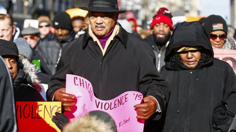 Jesse Jackson ja muita talvipukuisia, vakavailmeisiä mielenosoittajia. 